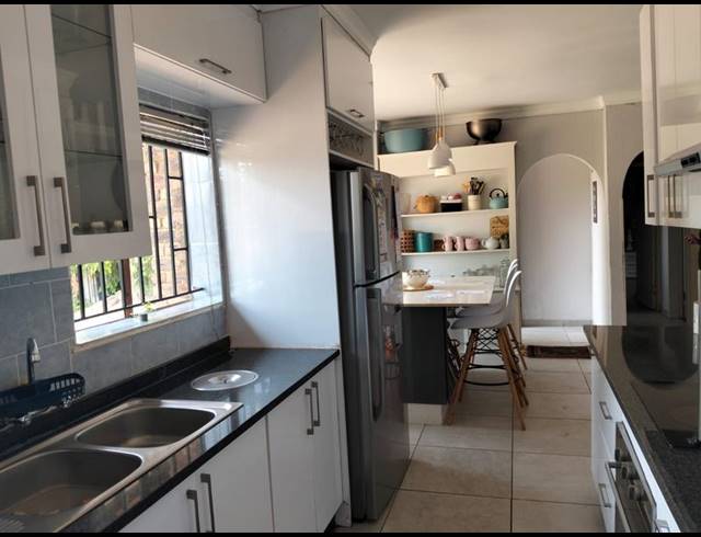 4 BEDROOM HOUSE FOR SALE IN BRACKENHURST